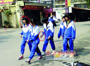 佛山女中学生叼香烟招摇过市 照片被发到网上引起网友热议